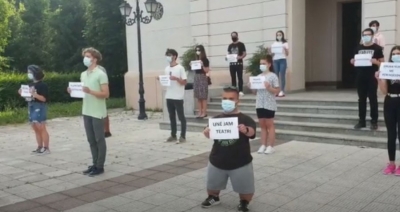 Teatri ‘Migjeni’ në Shkodër protestë në heshtje ndaj prishjes së TK