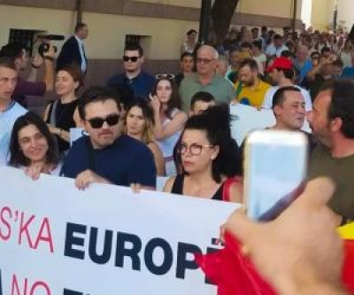 Shembja e teatrit/ Revoltohet Julian Deda: “Politikanë të babëzitur dhe artistë pa shtyllë kurrizore”