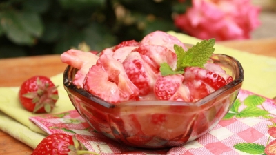 Puding shtëpiak me luleshtrydhe