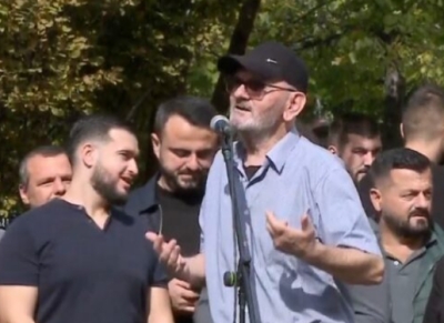 PROTESTA para Bashkisë/ Malkaj thirrje uniformave blu: Betimin e keni bërë për të mbrojtur atdheun dhe popullin,jo hajdutin