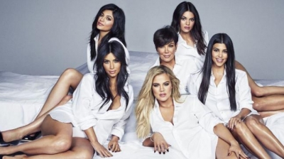 Foto/ Motrat Kardashian ndezin rrjetin me këtë gjest provokues!