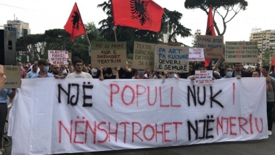 FOTOLAJM/ ‘Një popull nuk i nënshtrohet një njeriu’