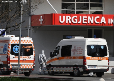 Mbushet Infektivi, tetë ambulanca shërbejnë për pacientët në oborrin e spitalit