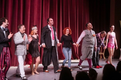 “Komedia që shkon për dreq”, ktheu të qeshurat në teatër