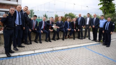 Festa e Fiter Bajramit, Haradinaj u shpërndan ëmbëlsira policëve