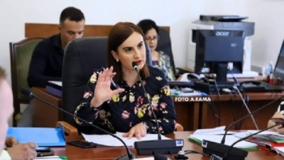 ‘Jep dorëheqjen, Besa/ Deputetja: Keni dështuar plotësisht me reformën tuaj imagjinare të arsimit