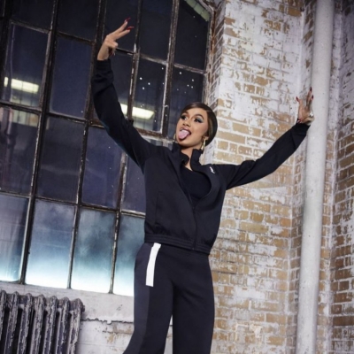 Cardi B rikthen në modë atletet Reebok të viteve 90-të