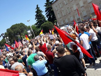 Protestuesit marshojnë drejt ministrisë së Brendshme, ja pamjet Live