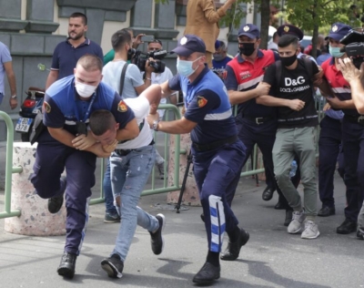 Protesta e naftëtarëve/Policia shoqëron disa persona duke i tërhequr zvarrë