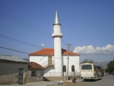 Sulmohet xhamia e Bilishtit, thyhen xhamat e objektit të kultit