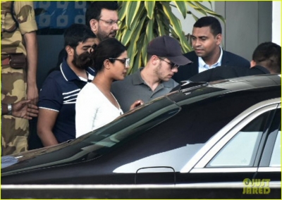 Nick Jonas dhe Priyanka Chopra fotografohen në Indi