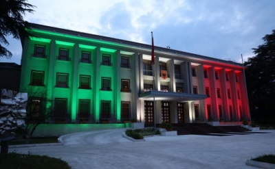 Presidenca vishet me ngjyrat e flamurit italian, mesazh solidariteti: Itali jemi me ty, të bashkuar do t’ja dalim!