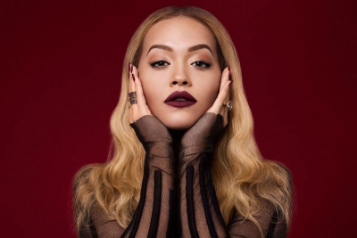 Rita Ora feston Krishtlindjet duke kërcyer “Valle Kosovare”