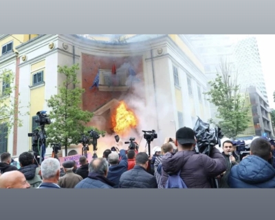 Sot protesta e 23-të para Bashkisë Tiranë/ Qytetarët nuk ndalen, do kërkojnë largimin e Veliajt