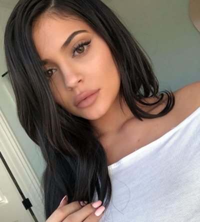 Kylie Jenner mahnit me fotot e fundit, bionde më seksi nuk ka