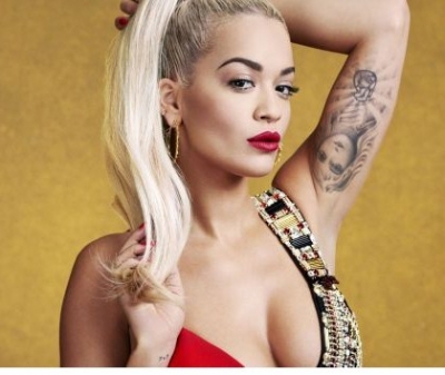 Rita Ora veshet &#039;kuq e zi&#039;, shfaqet shumë &quot;hot&quot;