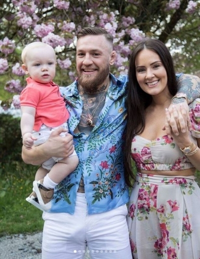 Mendjet perverse/ Conor McGregor del me pantallona të ngushta, por rrjeti po ‘thyet’ nga këto foto...