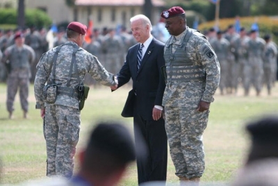 Biden viziton marinsat që u plagosën gjatë sulmit në Aeroportin e Kabulit