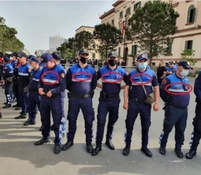 FOTO/Sandër Lleshaj u përgatit për dhunë, u hoqi numrat policëve sot në protestë