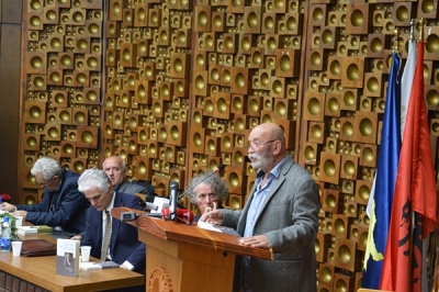 Çun Lajçi promovoi librin e tij si homazh  për jetën e bijës së ndjerë