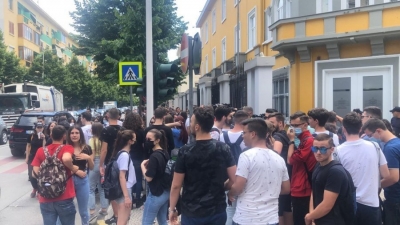 Tensionohet situata ministria e Arsimit, maturantët qëllojnë me vezë