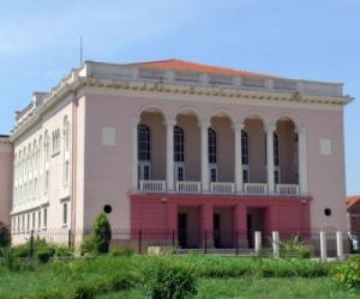 Komedia e zezë “Zona e pritjes”, me aktorë nga Tirana dhe Shkodra në teatrin “Migjeni”