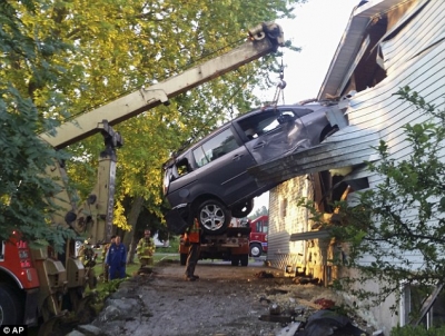 Foto/ Shoferin e zë gjumi, makina përplasje spektakolare