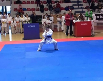 Medalje për vogëlushin Rei që shpallet kampion kombëtar në karate