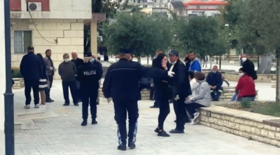 Berati si në shtetrrethim/Radhë e gjatë vetëm në banka, qytetarët nuk respektojnë distancën, ndërhyn policia