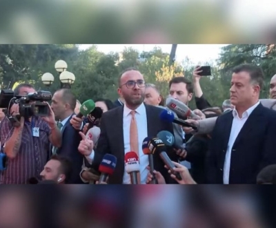 Deputetët e PD në protestë për djegien e mandatit të Salianjit, i vënë flakën karrigeve...