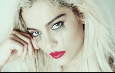 Bebe Rexha shkëlqen në të bardha në videoklipin e ri...!