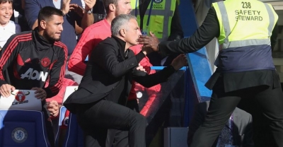 Mourinho “nxjerr luanin”, kërkon të sulmojë ndihmësin e Sarrit (Nxjerr tre gishtat)