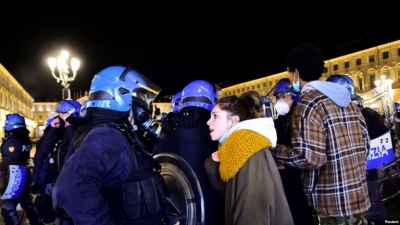 “Liri!”, shpërthejnë protestat e dhunshme në Itali kundër masave të reja ndaj pandemisë