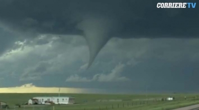 Video/ Përtej oqeanit tornadoja lëviz drejt banesave