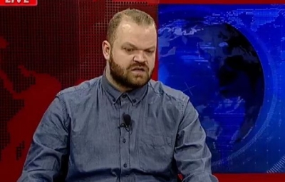 Gazetari tregon çfarë ndodhi me policinë greke: “Më kanë shtrirë në trotuar me pistoletë në kokë për 45 minuta”