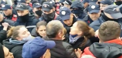 Shemben shtëpitë tek 5 Maji, skena prekëse: gratë e vajzat lidhen krah më krah para kordonit policor
