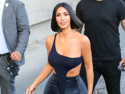 Kim Kardashian në publik gjysmë nudo, në shtëpi konservatore