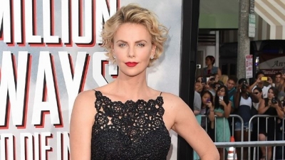 Charlize Theron kërkon burrë: Kam 10 vite single