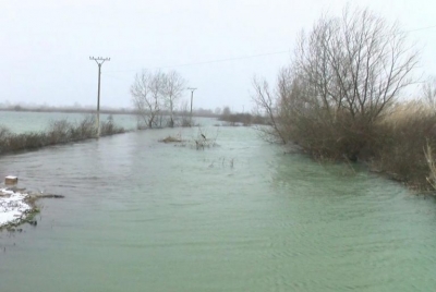 Shkodra 2200 hektarë tokë ende të përmbytura, disa rrugë të bllokuara për shkak të ujit dhe borës