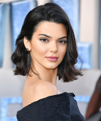 Kendall Jenner injoron komentet, pozon e zhveshur