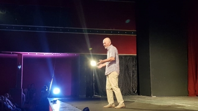 Mehdi Malka çon peshë zemrat te Teatri Kombëtar: Thonë që hajdutët, pasi panë një shfaqe teatri, u dorëzuan në polici!