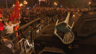 Video/ Maqedoni, protesta të dhunshme kundër ndryshimit të emrit