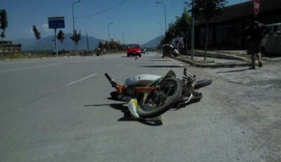 Fier, makina përplaset me motoçikletën, vdes 65-vjeçari