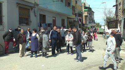 COVID-19/ Banorët e lagjes 8 ngrihen në protestë: Rama të na ndihmojë për të jetuar!