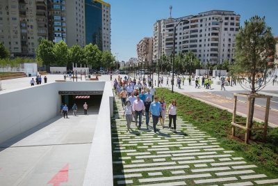 Harron çantën në parkingun e Bashkisë, kalimtarët e marrin për bombë