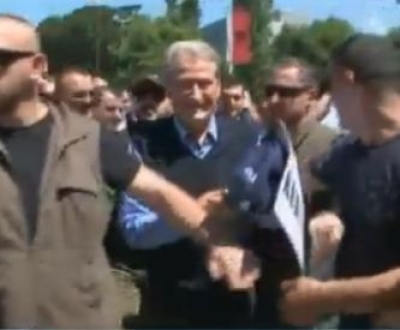 Berisha marshon drejt protestës, ja si e pritën qytetarët (foto+video)