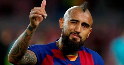 Vidal akordohet me Inter, por kërkon pagesë nga Barcelona