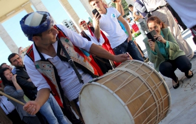 Forumi ironizon Kumbaron:  Requiem për epokën e Qerimesë!