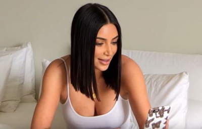 Kim Kardashian nuk mund të japë këshilla pa i hapur këmbët!