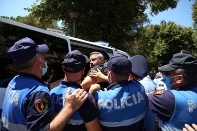 “Muzika nuk vret”! Artistët sërish protestë te Kryeministria, përplasje me policinë, disa të shoqëruar me forcë